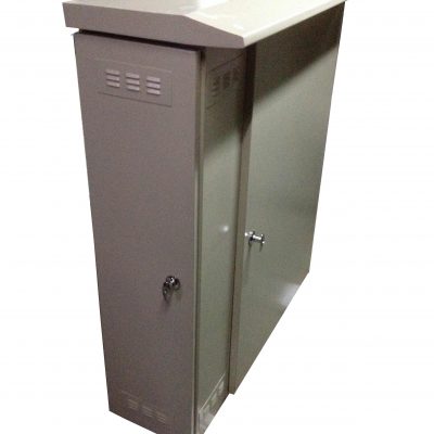 Tablero exterior con puerta lateral